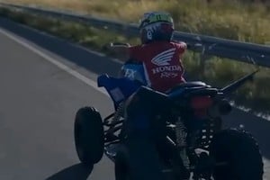 El niño arriba del cuatriciclo.