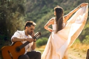 Efraín junto a la bailarina Vanessa Sánchez, coprotagonista y directora del videoclip. Foto: Gentileza producción