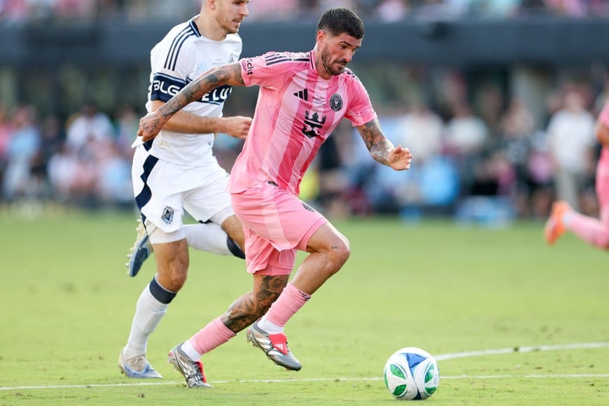 Dec 6, 2025; Fort Lauderdale, Florida, USA; Inter Miami midfielder Rodrigo de Paul (7) controls the ball against the Vancouver Whitecaps FC in the second half during the 2025 MLS Cup at Chase Stadium. De Paul scored a goal on the play. Mandatory Credit: Nathan Ray Seebeck-Imagn Images