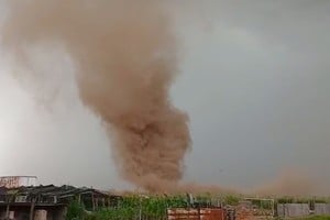 Momento en que el violento remolino de viento se forma sobre Carcarañá.