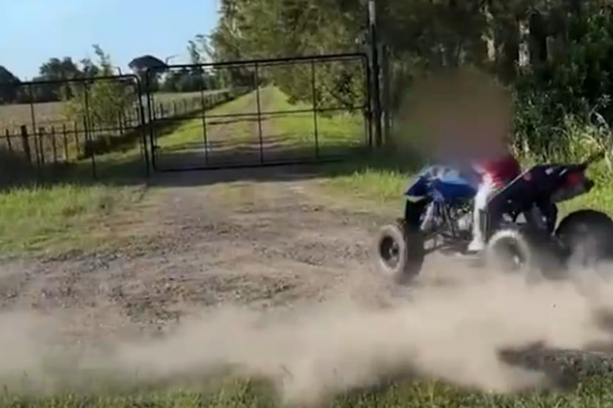 El niño arriba del cuatriciclo.