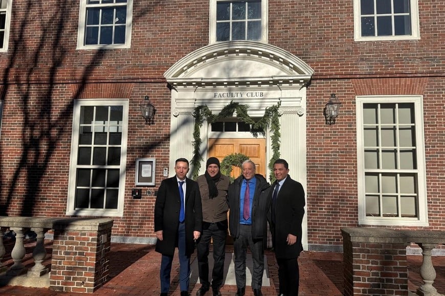 El Dr. Felice en el Faculty Club junto a David Alfonso Cabrera Visconez, Director Médico Coorporativo Holding de Clínicas en Quito, Ecuador, Fernando Hugo Giannoni, Líder de Asuntor Públicos y Comunicaci
