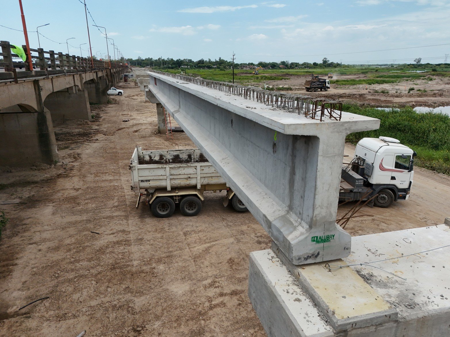 Colocaron la primera viga en el nuevo Puente Carretero. Foto: Fernando Nicola