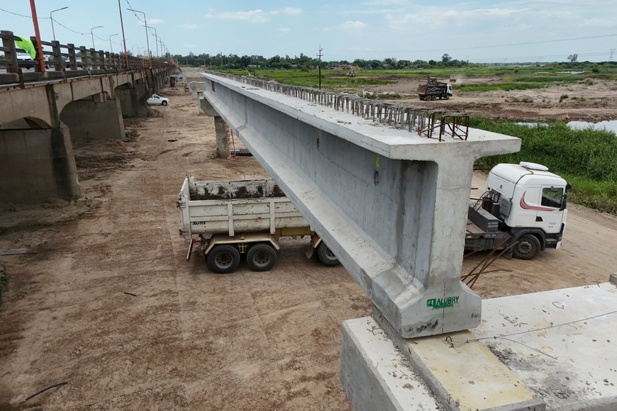 Colocaron la primera viga en el nuevo Puente Carretero. Foto: Fernando Nicola