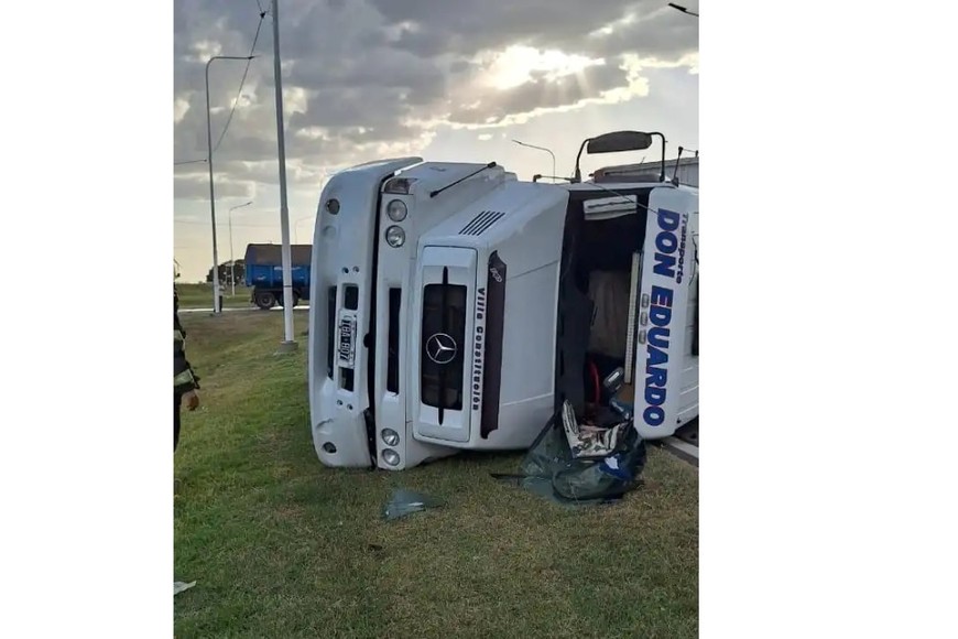 El segundo camión terminó lateralizado.