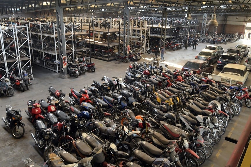 Tras 10 días, los vehículos se trasladan al Corralón Municipal. Crédito: Guillermo Di Salvatore