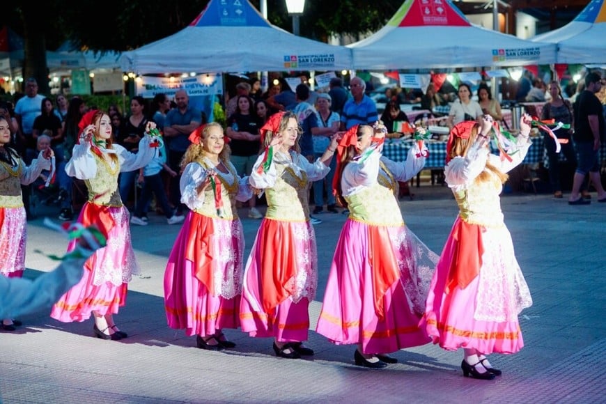 San Lorenzo inauguró su agenda navideña con luces, música y tradiciones