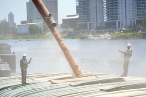 El presidente del Ente Administrador, Leandro González, detalló que “210.000 toneladas ha recibido el Puerto de Santa Fe en 2025; y a la vez hemos retirado 2.600 camiones de las rutas en lo que va del año”.