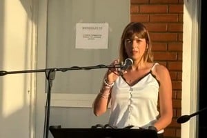 La presidente comunal saliente durante el acto de traspaso de mando