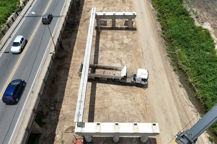 Colocaron la primera viga en el nuevo Puente Carretero. Foto: Fernando Nicola