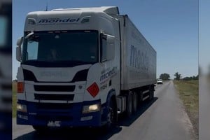 El camión que realizó la peligrosa maniobra. Foto: Gentileza Facebook