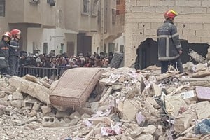 Rescatistas trabajaron en el sitio donde dos edificios colapsaron, en la ciudad de Fez, Marruecos. Crédito: Xinhua/Saouri Aissa