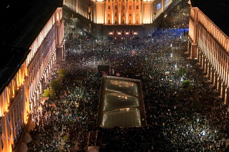 A drone view shows protesters demonstrating outside the parliament during an anti-government rally, in Sofia, Bulgaria, December 10, 2025. REUTERS/Spasiyana Sergieva