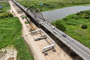 Colocaron la primera viga en el nuevo Puente Carretero. Foto: Fernando Nicola