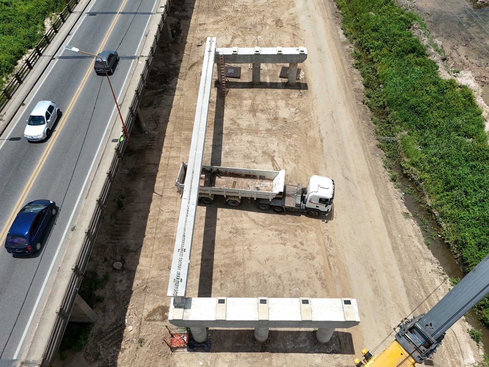 Colocaron la primera viga en el nuevo Puente Carretero.