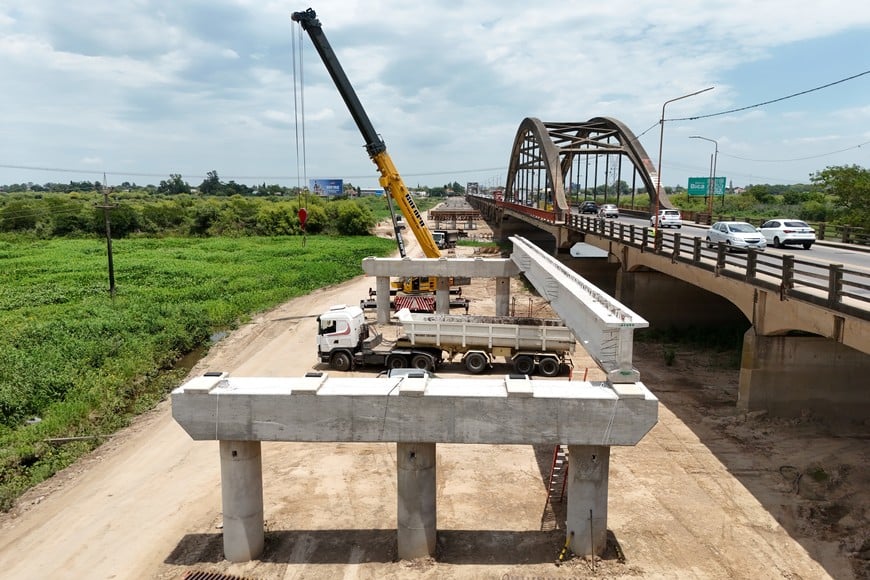 Colocaron la primera viga en el nuevo Puente Carretero. Foto: Fernando Nicola