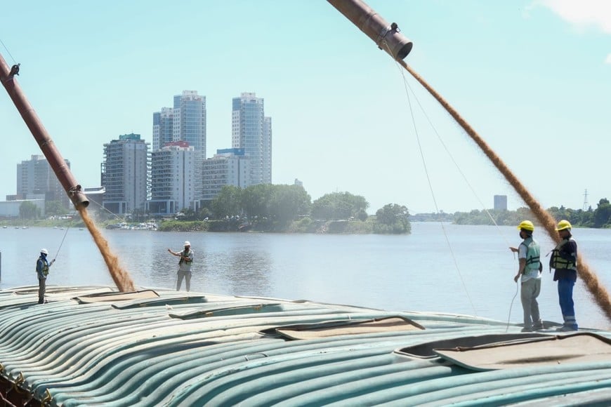 El presidente del Ente Administrador, Leandro González, detalló que “210.000 toneladas ha recibido el Puerto de Santa Fe en 2025; y a la vez hemos retirado 2.600 camiones de las rutas en lo que va del año”.