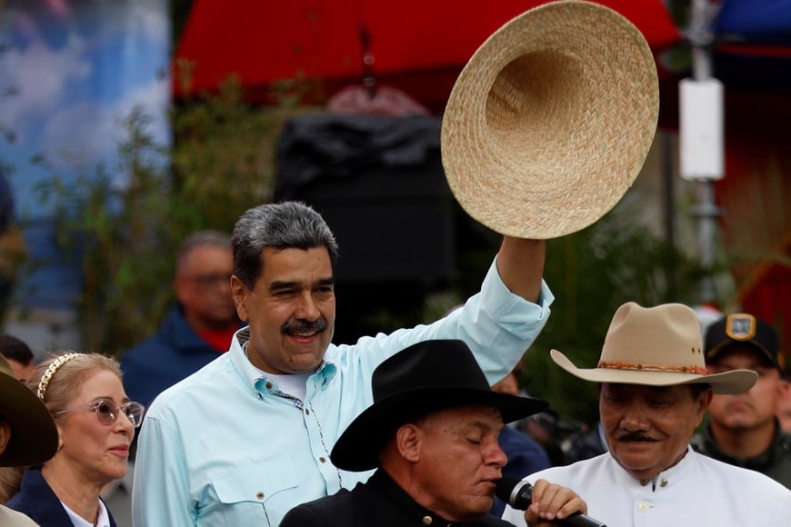 (251211) -- CARACAS, 11 diciembre, 2025 (Xinhua) -- Imagen del 10 de diciembre de 2025 del presidente venezolano, Nicolás Maduro (c), saludando durante una marcha, en Caracas, Venezuela. Maduro exigió el miércoles a Estados Unidos el cese del intervencionismo en la nación sudamericana y en América Latina y el Caribe. (Xinhua/Str) (ms) (rtg) (ra) (vf)