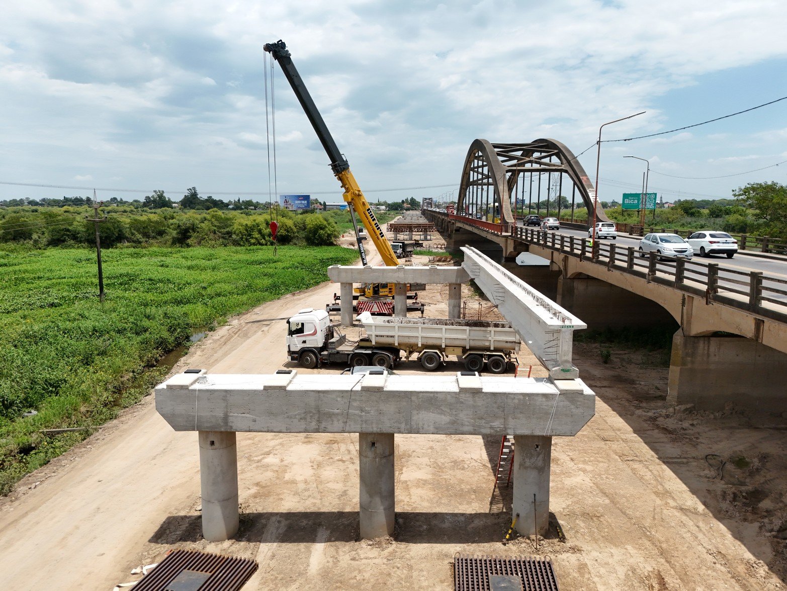 Colocaron la primera viga en el nuevo Puente Carretero.