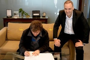 El jefe de Gabinete, Manuel Adorni, sonríe en el momento en el que el presidente firma el proyecto de Reforma Laboral.