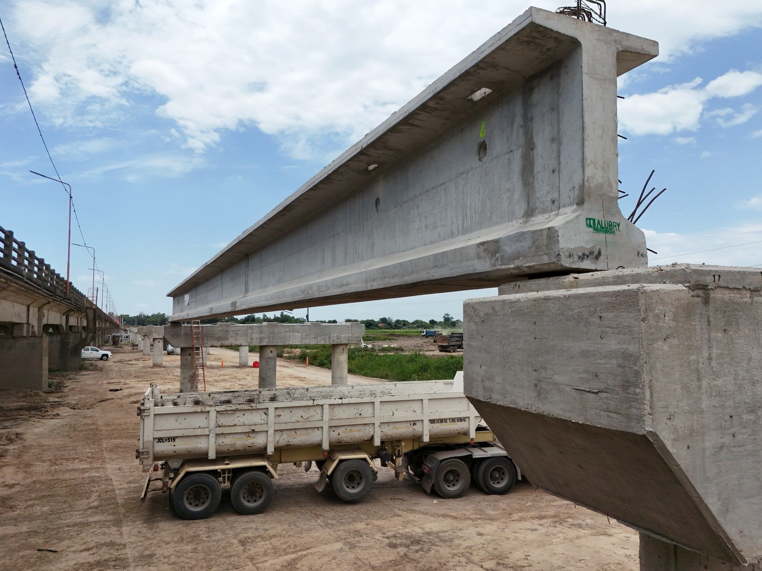Colocaron la primera viga en el nuevo Puente Carretero. Foto: Fernando Nicola