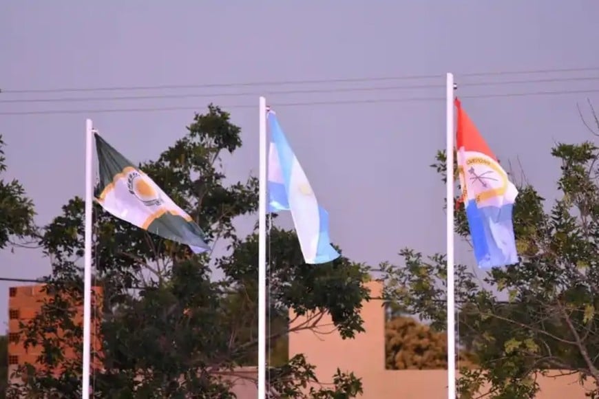 La bandera oficial ya flamea junto a la argentina y la de la provincia, en todo General López. Foto: Gentileza.