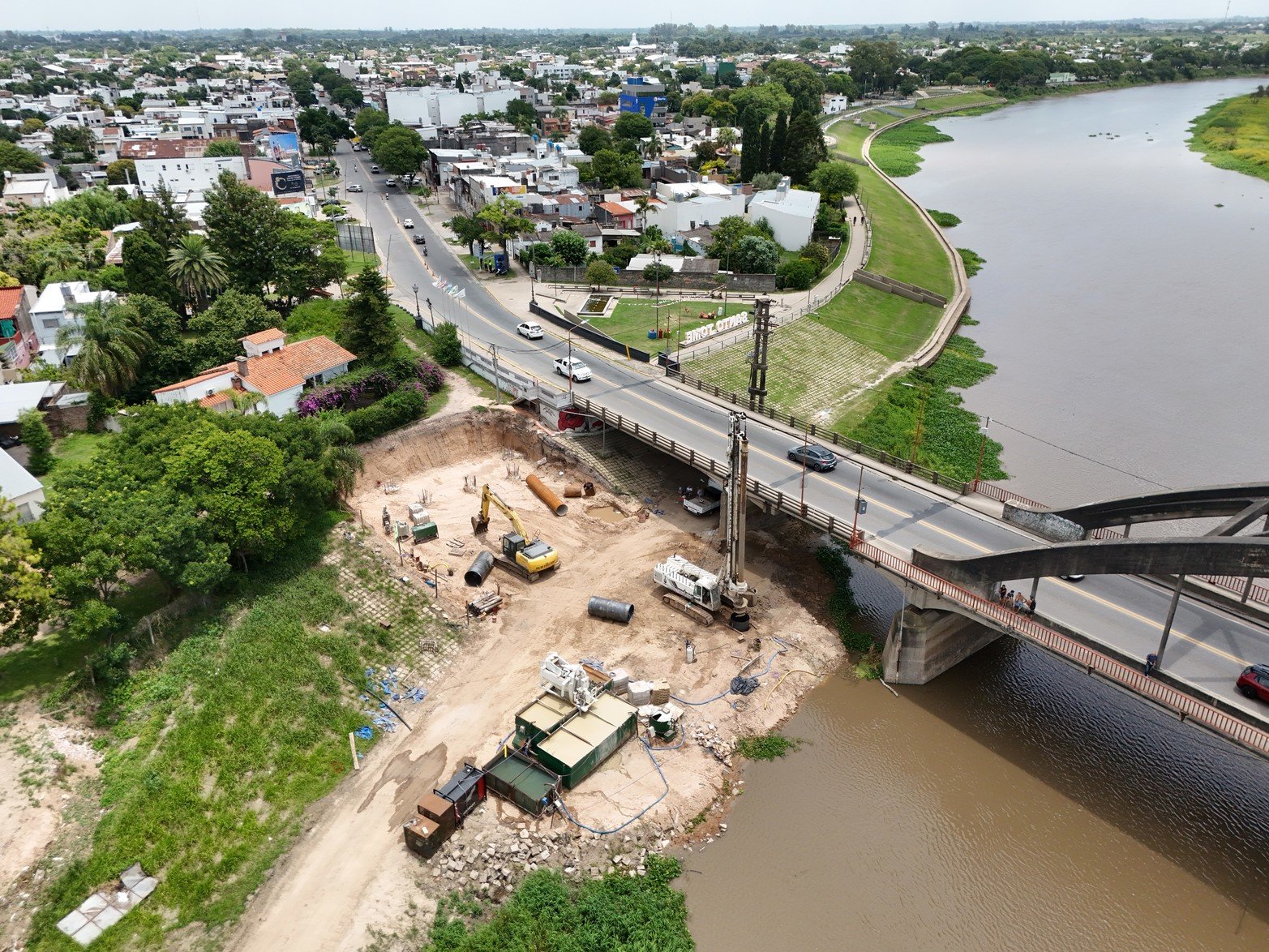 Colocaron la primera viga en el nuevo Puente Carretero. Foto: Fernando Nicola