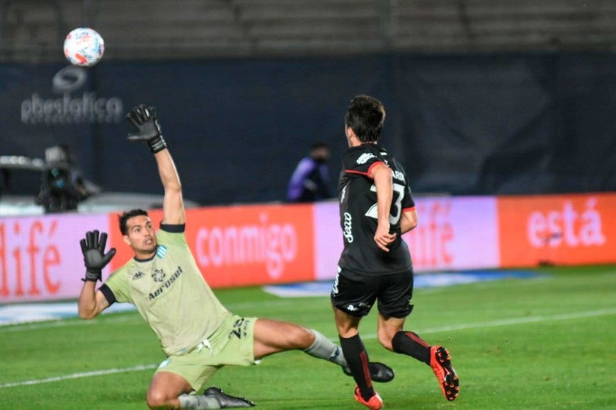 La "picadita" inolvidable de Bernardi para ganarle a Racing en 2021. Foto: Pablo Aguirre / archivo.