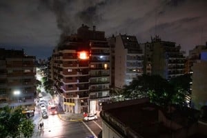 El incendio se inició en un departamento del séptimo piso del edificio