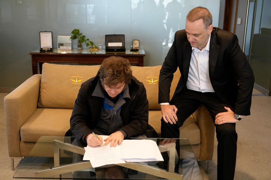 El presidente Javier Milei firma el proyecto de Reforma Laboral.