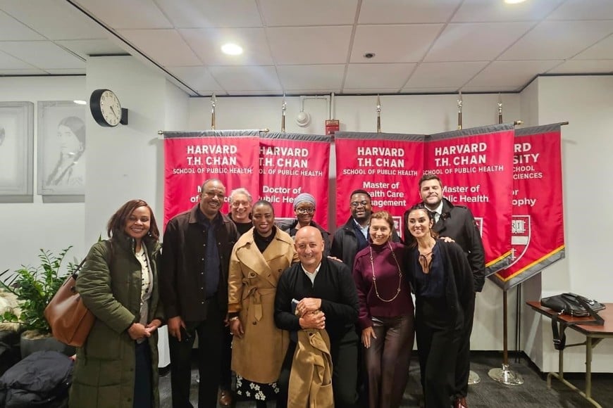 Junto al Dr. Carlos de la Serna, consultor de Hominis SA, Dr. Katlego Mothudi (Director General de la Junta de Financiadores de Atención Médica - Sudáfrica), Mercy Wangangi de Kenia, Victor Bompoe de Gha