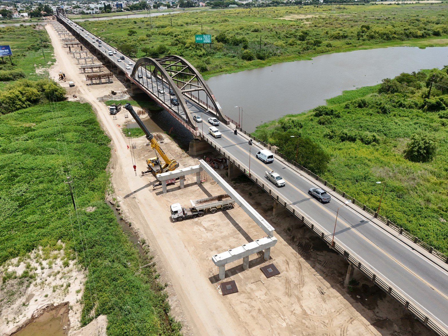Colocaron la primera viga en el nuevo Puente Carretero.