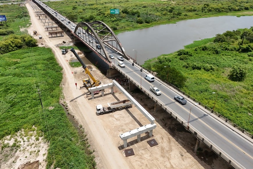 Colocaron la primera viga en el nuevo Puente Carretero. Foto: Fernando Nicola