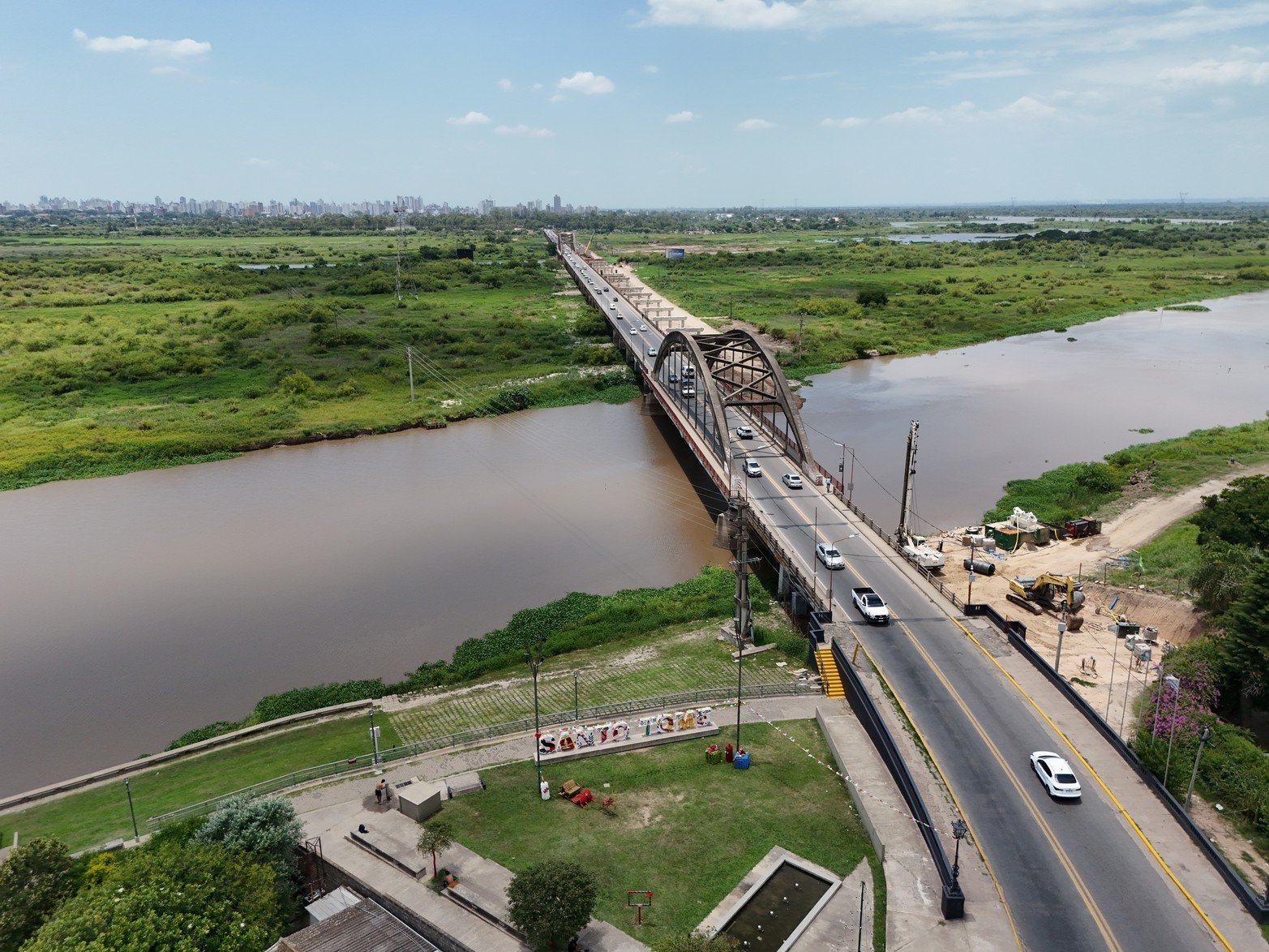 Colocaron la primera viga en el nuevo Puente Carretero. Foto: Fernando Nicola