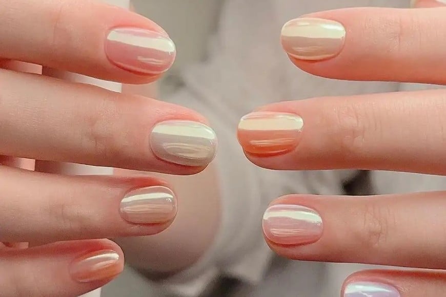 La estética clean redefine la manicura con colores clásicos y líneas delicadas.