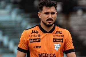 Renzo Bacchia con la camiseta de Cerro Largo.