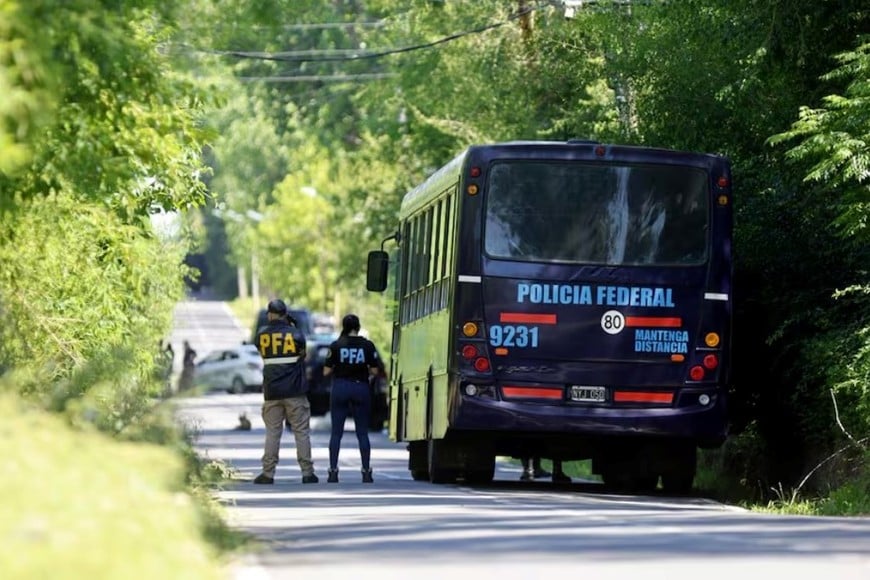 Peritos y policías trabajando en el relevamiento de los vehículos secuestrados durante el allanamiento.