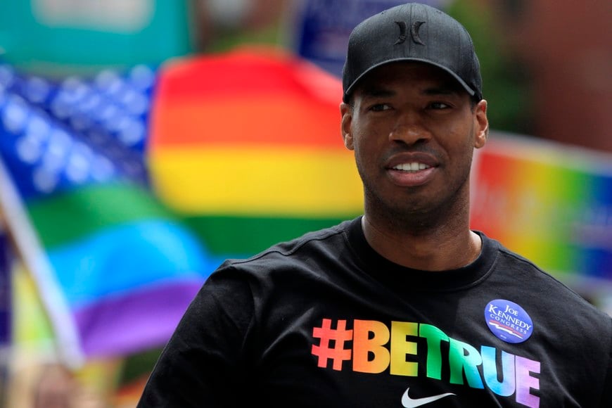 NBA player Jason Collins marches in the Gay Pride Parade in Boston, Massachusetts June 8, 2013. REUTERS/Jessica Rinaldi (UNITED STATES - Tags: SPORT BASKETBALL POLITICS SOCIETY) eeuu Jason Collins marcha del Orgullo Gay gay pride parade basquetbolista homosexual desfile de gays homosexuales y lesbianas