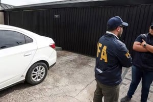 Parte del operativo en la quinta de Villa Rosa, donde se encontraron decenas de vehículos de lujo.