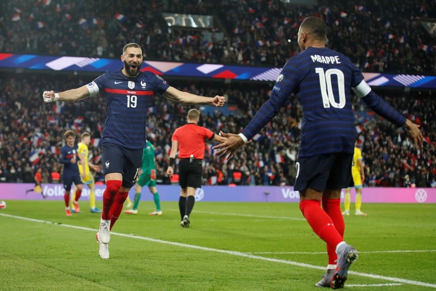 Soccer Football - World Cup - UEFA Qualifiers - Group D - France v Kazakhstan - Parc des Princes, Paris, France - November 13, 2021  France's Karim Benzema celebrates scoring their fifth goal with Kylian Mbappe REUTERS/Gonzalo Fuentes