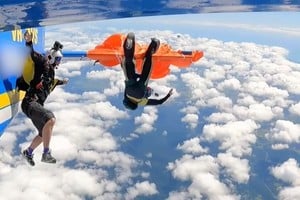 Un paracaidista protagonizó un incidente cuando su paracaídas se enganchó en la cola de una aeronave