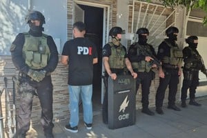 Se efectuaron allanamientos simultáneos en viviendas de Padre Quiroga al 2100 y 2200, y en una casa de calle Salta al 4600.