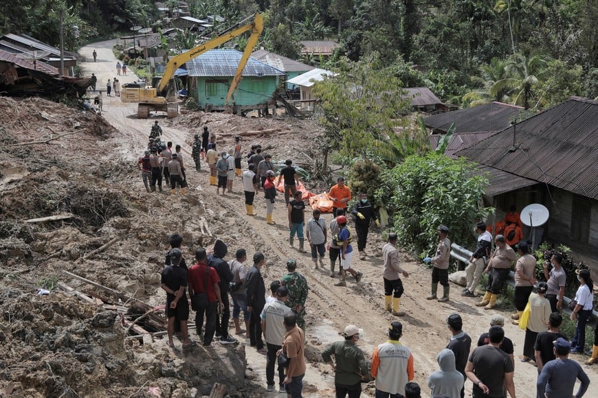 Rescue teams work in an operation in an area hit by deadly landslides following heavy rains in Sibalanga, North Tapanuli, North Sumatra province, Indonesia, November 29, 2025. REUTERS/Agatha Capri