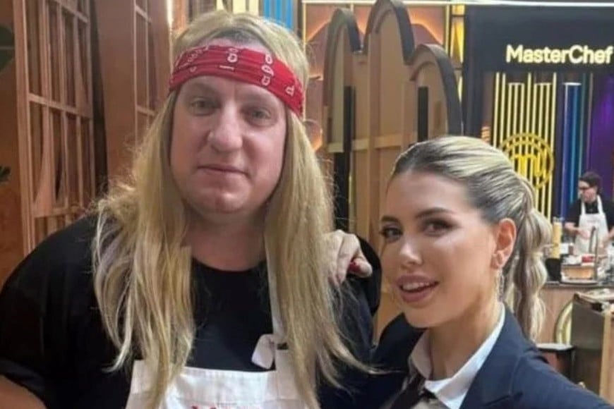 Maxi López y Wanda Nara, en una noche retro en Masterchef.