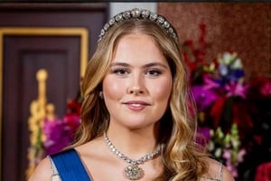 La joven llevó la banda azul de la Orden de la Rosa Blanca de Finlandia, igual que su madre en la misma ceremonia.