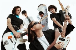 Malta Caramelo está integrada por Francisca Mantese (guitarra y voz) Lisandro Echarren y Lucio García Ferrer (guitarras), Gerónimo Zuvela (bajo) e Ignacio Juárez (batería). Foto: Gentileza Gerónimo Ganem Albrecht