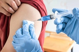 Ecuador refuerza vacunación por nueva variante de gripe H3N2.