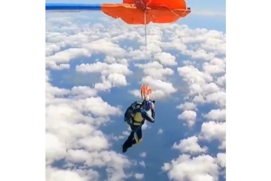 La manija de su paracaídas de reserva quedó atrapada