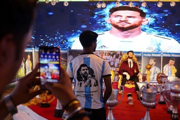 Messi aterrizó en India: lo reciben con una estatua gigante y una gira repleta de homenajes