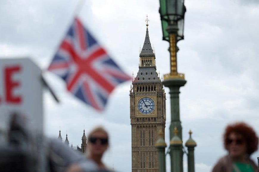Tourists walk past the Elizabeth Tower, commonly known as Big Ben, in London, Britain, June 7, 2024. REUTERS/Isabel Infantes
